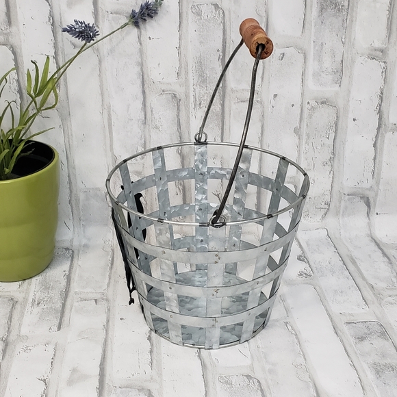 Rooster Galvanized Metal Planter Basket - Picture 3 of 7